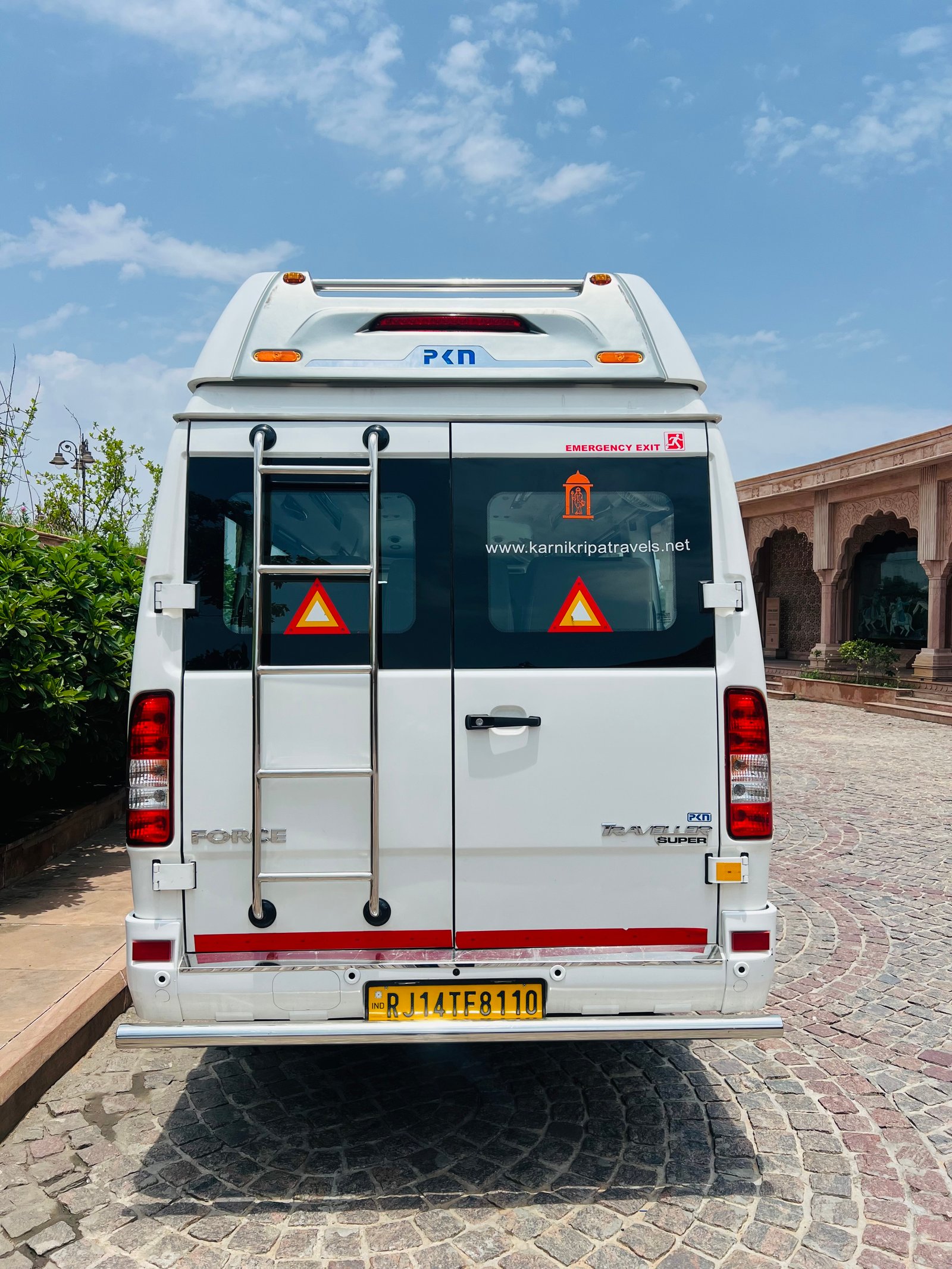 9 Seater Tempo Traveller Hire in Jaipur