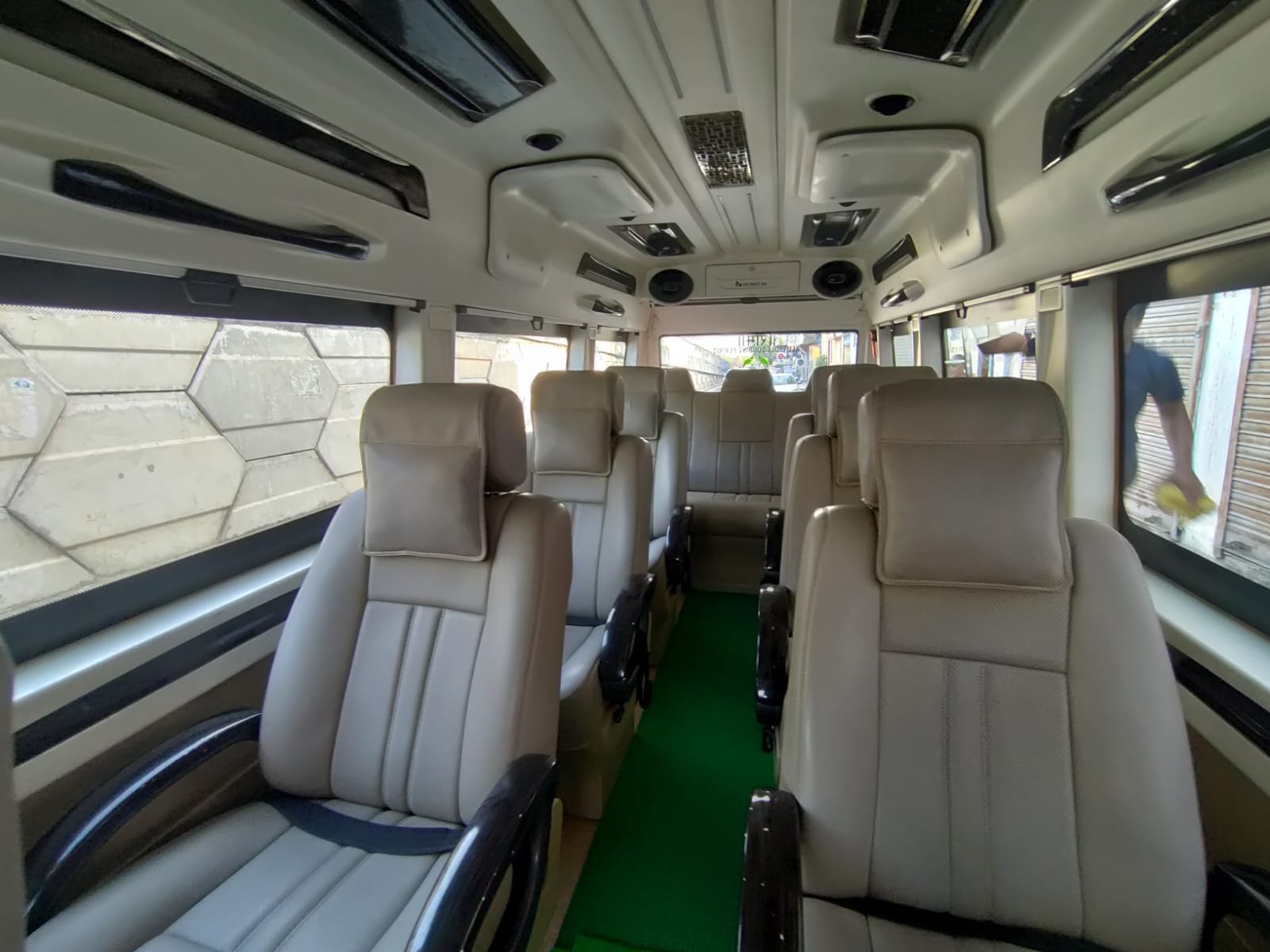 9 Seater Tempo Traveller Hire in Jaipur